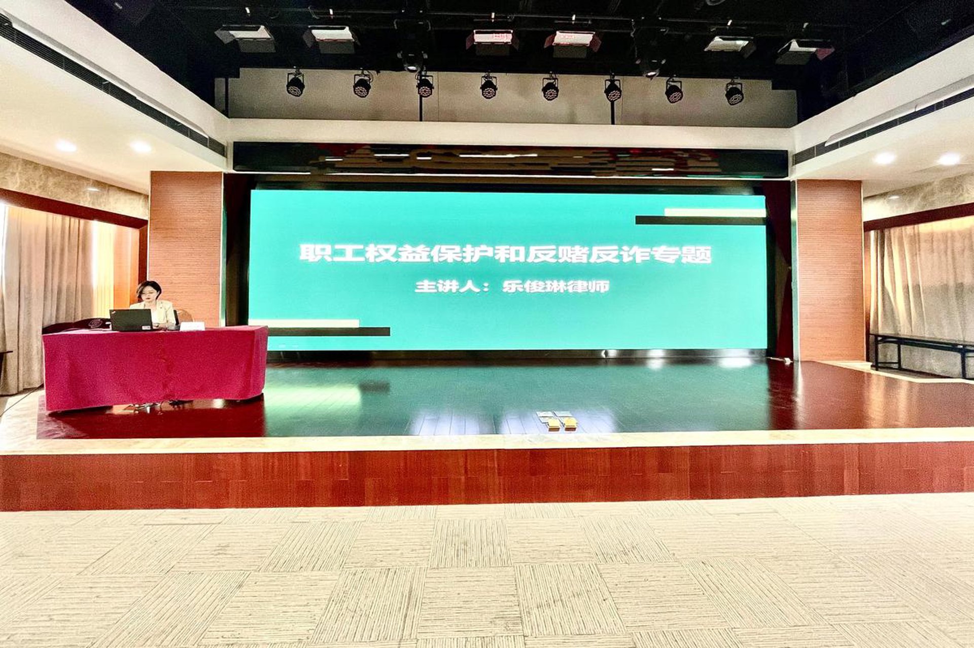 如何挑选合适的私人律师 —— 一份全方位选购指南